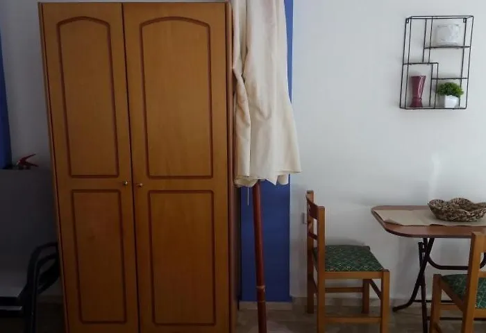 Hostel John Galouzis *