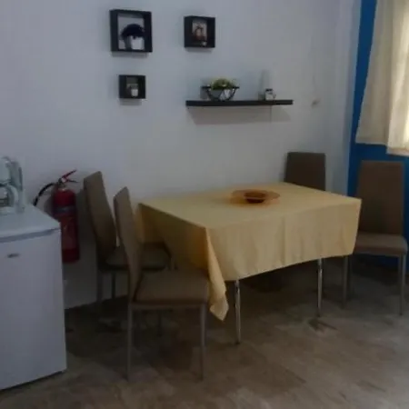 John Galouzis Hostel Mirtiész