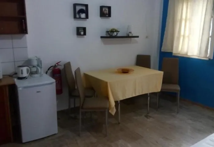 John Galouzis Hostel Mirtiész