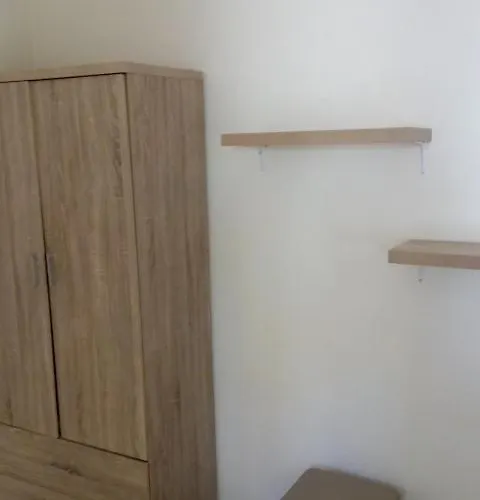 John Galouzis Hostel Mirtiész