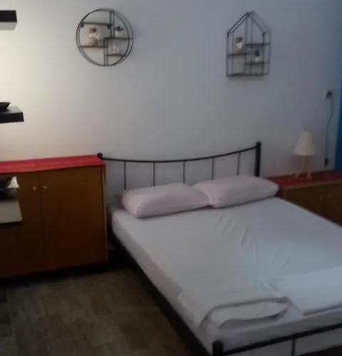 Hostel John Galouzis