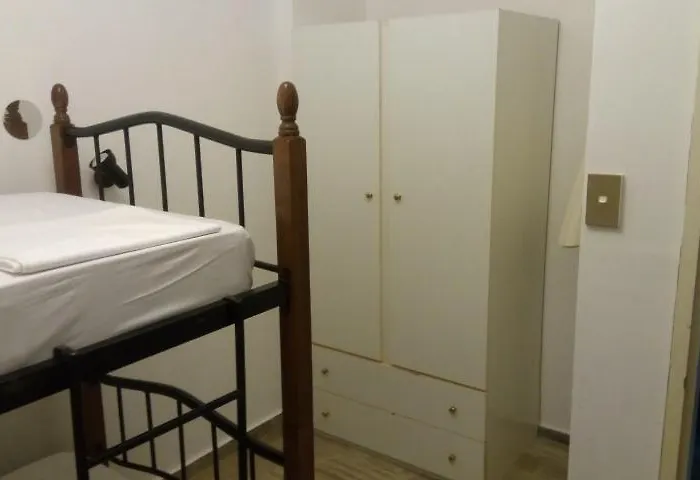 Hostel John Galouzis Mirtiész